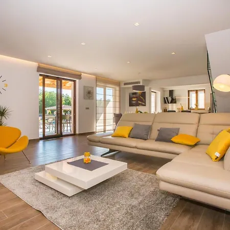 Tiffany With Private Pool And Garden Villa