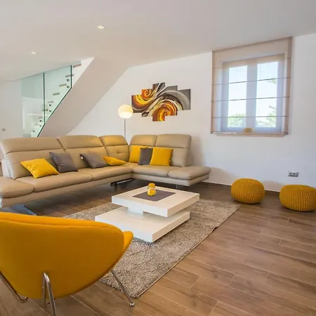 Tiffany With Private Pool And Garden *