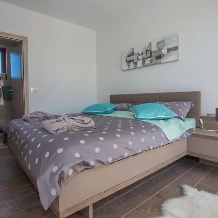 Tiffany With Private Pool And Garden