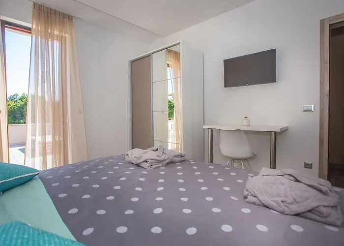 Vila Tiffany With Private Pool And Garden