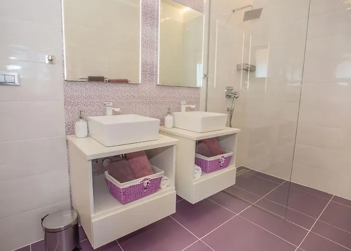 Vila Tiffany With Private Pool And Garden *