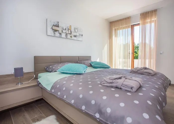 Tiffany With Private Pool And Garden * Porec