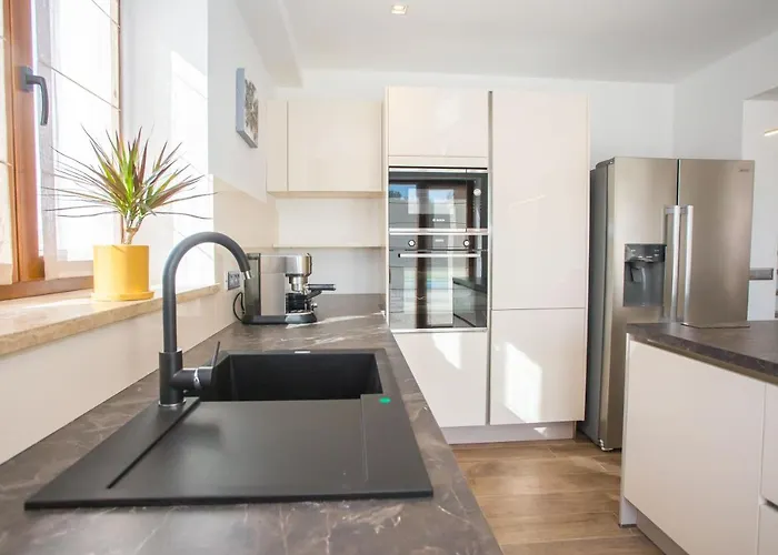 Vila Tiffany With Private Pool And Garden