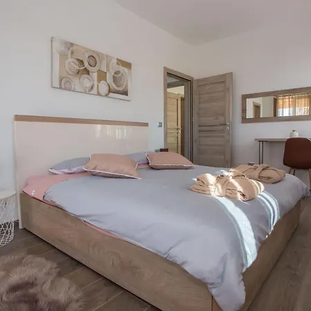 Vila Tiffany With Private Pool And Garden *