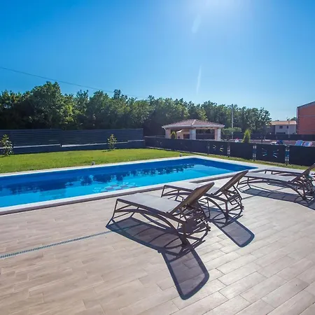 Tiffany With Private Pool And Garden Porec