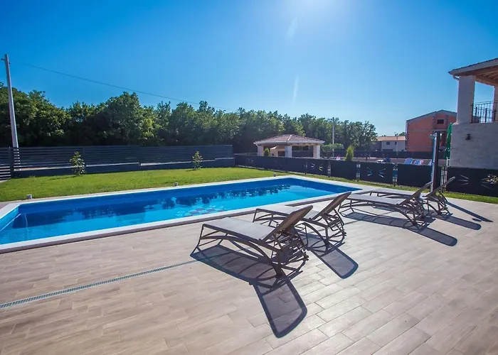 Tiffany With Private Pool And Garden Πόρετς