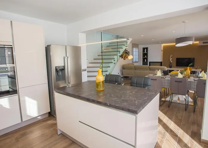 Tiffany With Private Pool And Garden Βίλα