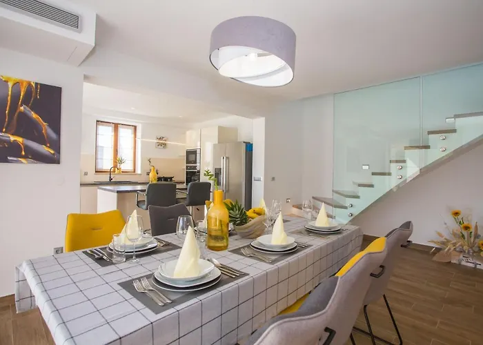 Βίλα Tiffany With Private Pool And Garden Πόρετς