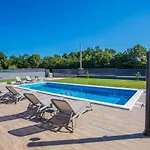 Tiffany With Private Pool And Garden Poreč